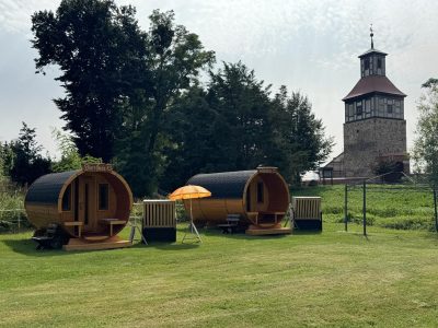 Schlaffässer im Nuthegarten