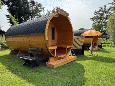 Schlaffässer im Nuthegarten