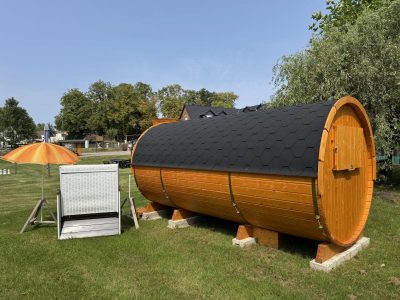 Schlaffässer im Nuthegarten